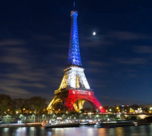 Tour Eiffel à Paris illuminée en bleu-blanc-rouge pour honorer les victimes des attentats de plusieurs terrasses de cafés et du Bataclan, le 13 novembre 2015
