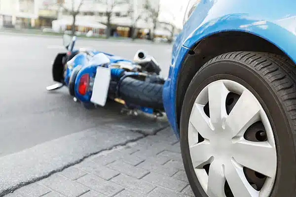 accident de la route, une moto renversée par une voiture